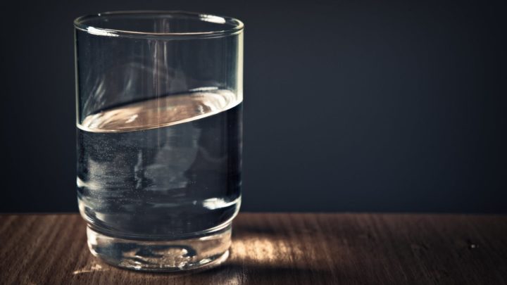 4 аргумента, зачем пить воду перед отходом ко сну