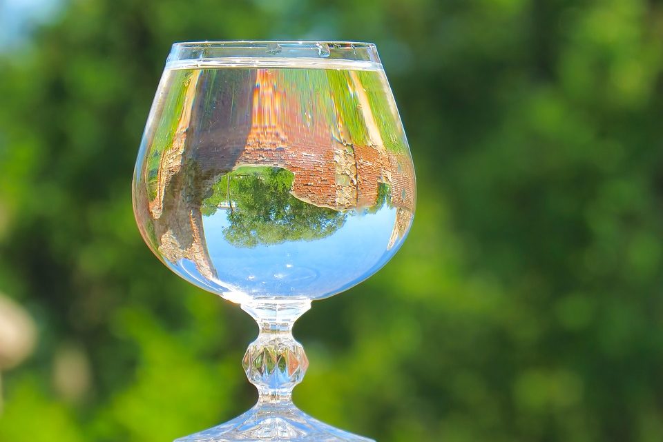 Необычная притча о стакане воды и о правильном отношении к проблемам