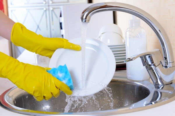 Почему в гостях не стоит мыть посуду и помогать хозяевам