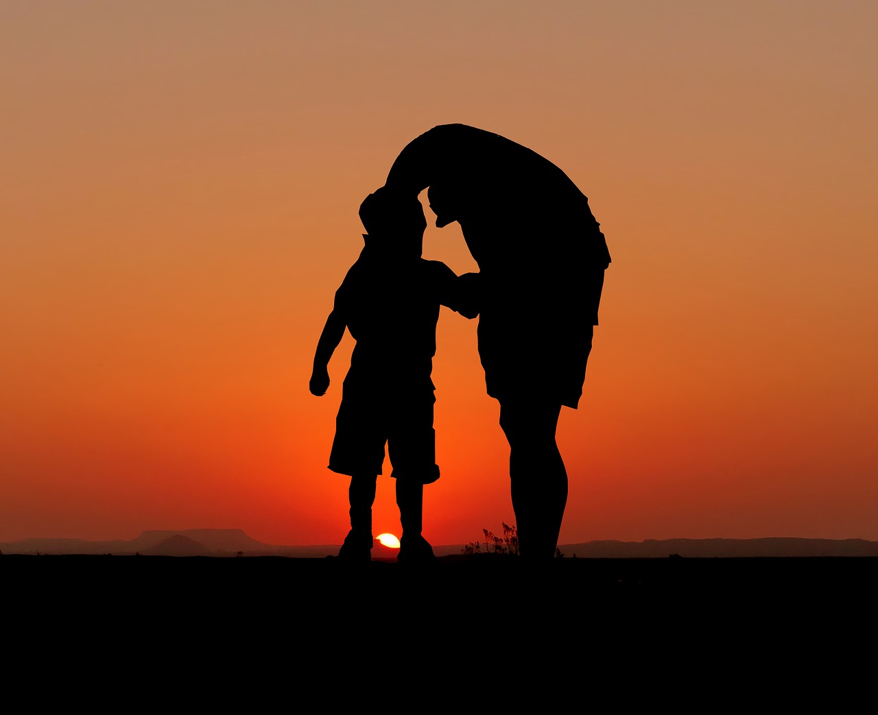 Отец и дочь на фоне заката