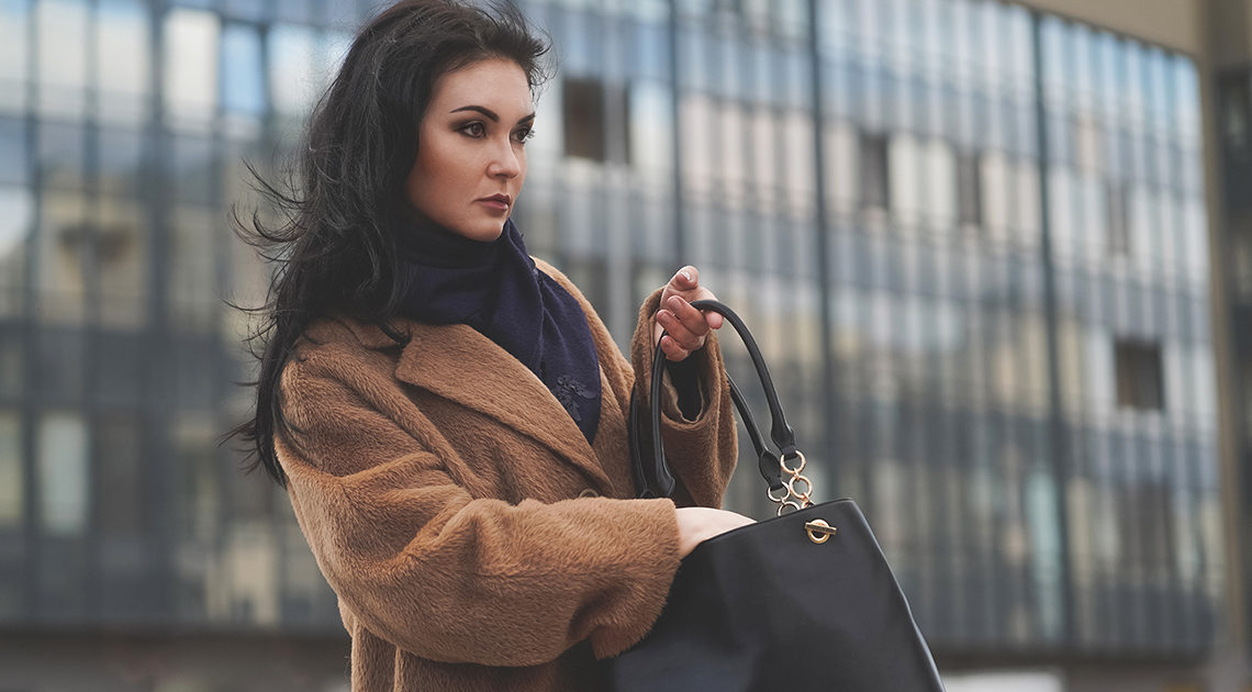 Дочка подруги залезла ко мне в сумку, пока я пила на кухне кофе Дочка подруги залезла ко мне в сумку, пока я пила на кухне кофе