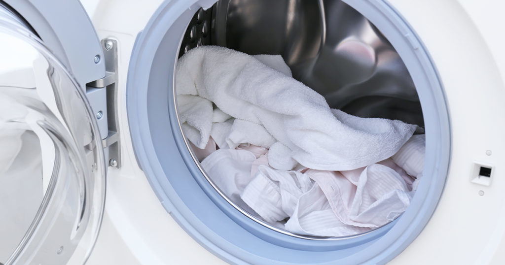 Стираем мылом в стиральной машине. Стиральная машина. Одежда в стиральной машине. День прачечной. Гардероб со стиральной машиной.
