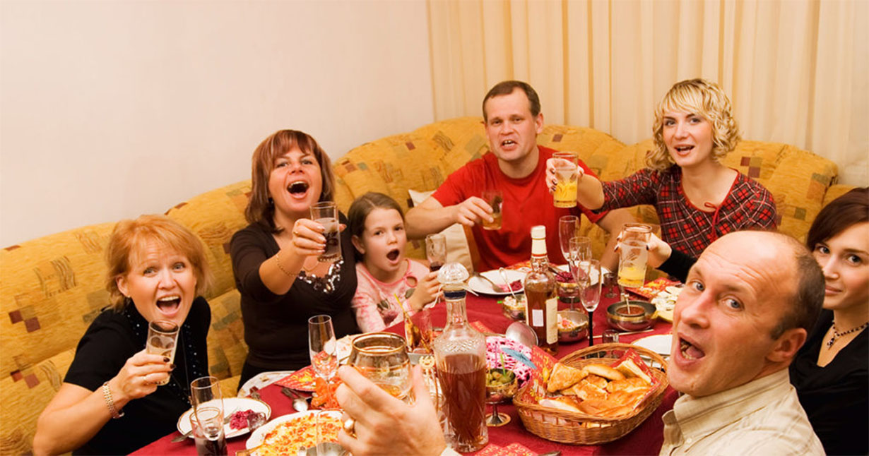Приехали родители мужа. Семейное застолье. Застолье с родственниками. Семья за новогодним столом. Семейное застолье в России.